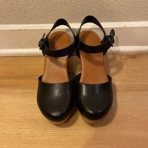Universal Thread Heeled Clog in Black, Size 7.5